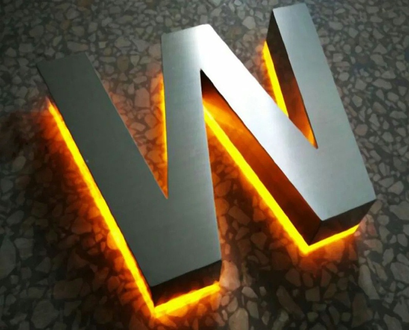 背發光字門頭