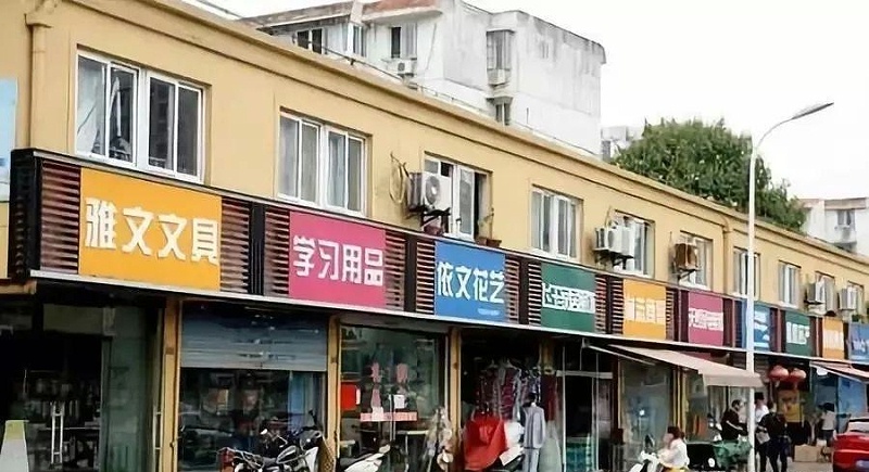 走在街上，發掘商店標牌如出一轍，統一式店鋪廣告牌有需要嗎？3