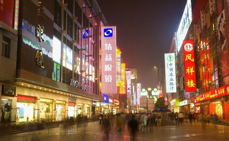 走在街上，發掘商店標識一模一樣，統一式店鋪廣告牌有須要嗎？7