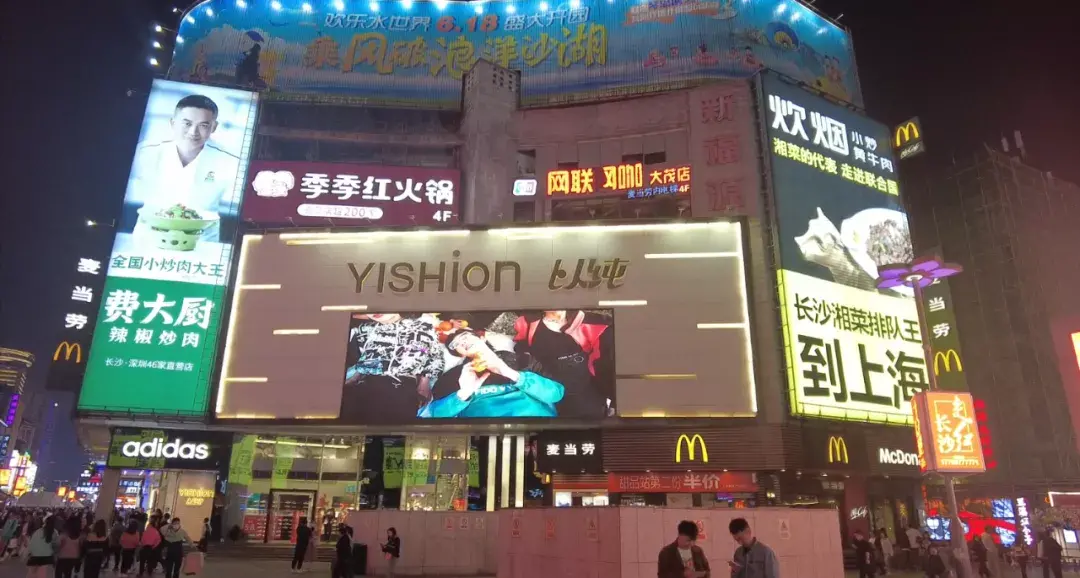 走訪長沙、重慶等地后，我總結出一套廣告牌“吸金術”