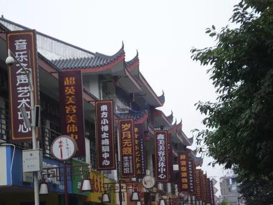 中國街道廣告牌燈箱有多野？瞅瞅這些讓人笑掉大牙的品牌名31